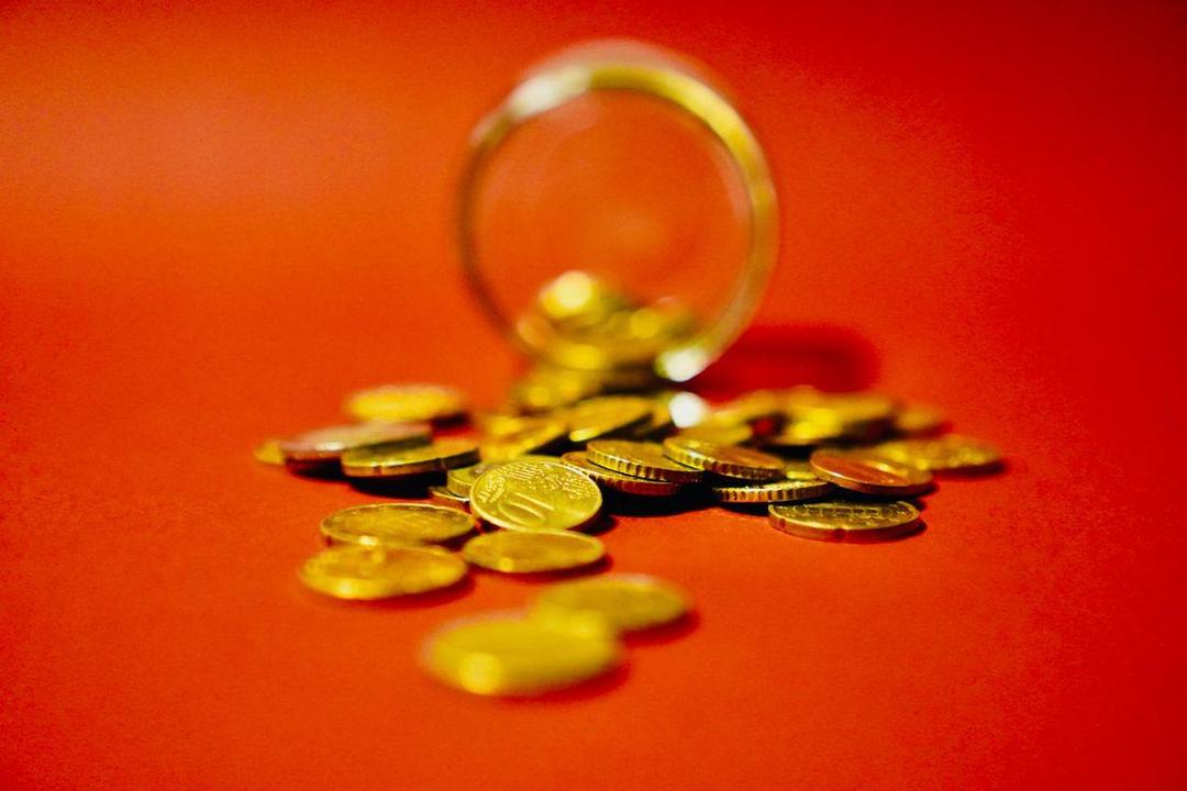 Koin emas dan momen merayakan keuntungan promo