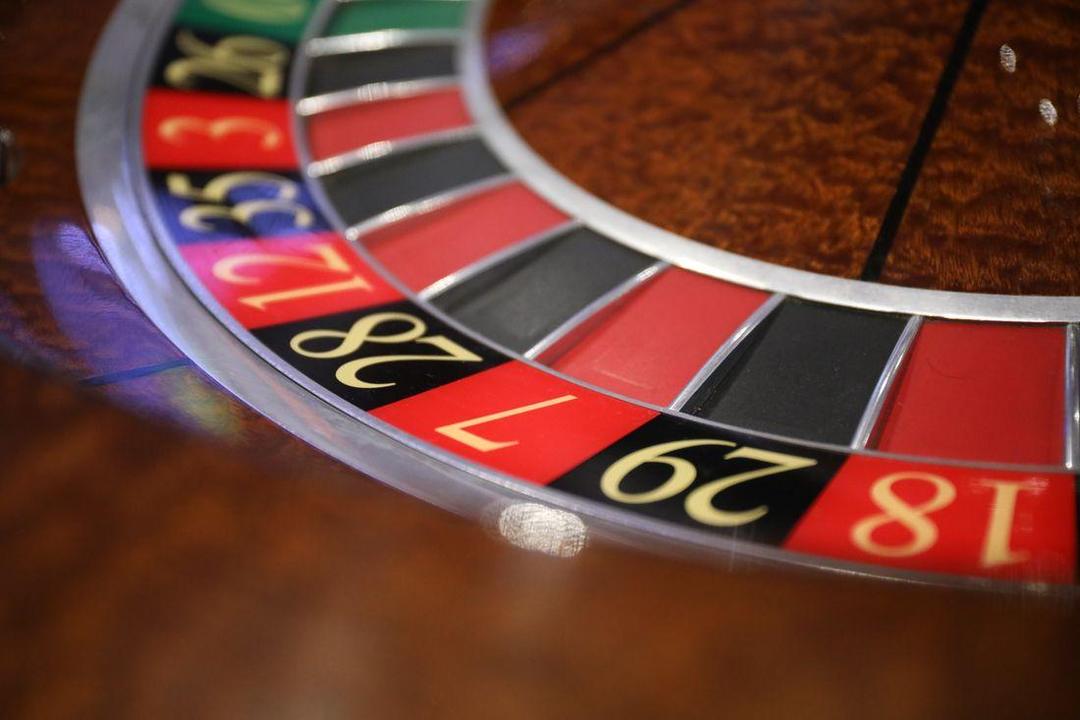 Meja roulette di kasino dengan dealer profesional