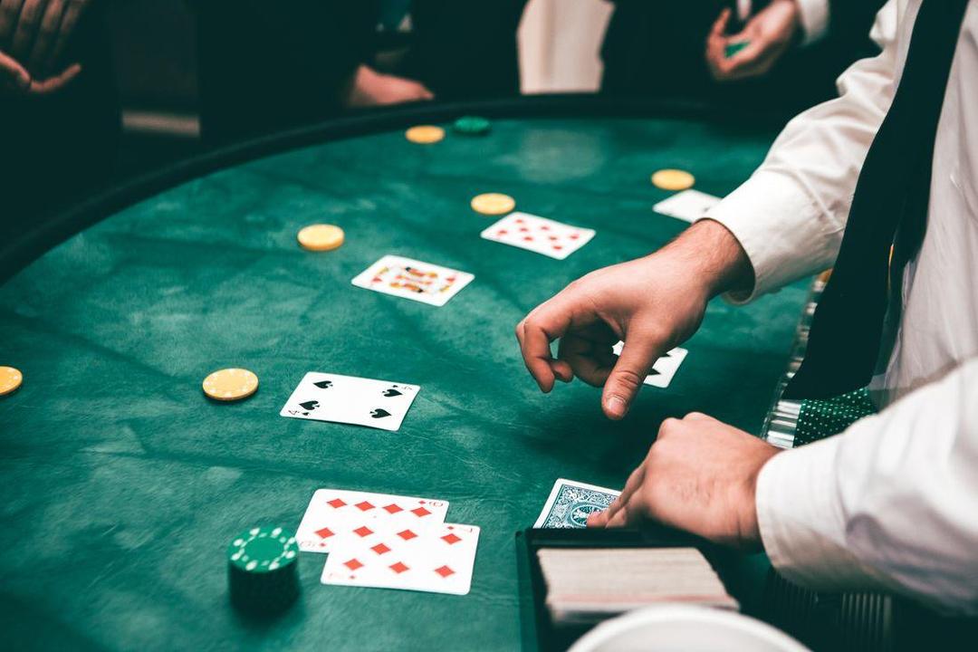 Chip dan kartu remi di atas meja poker