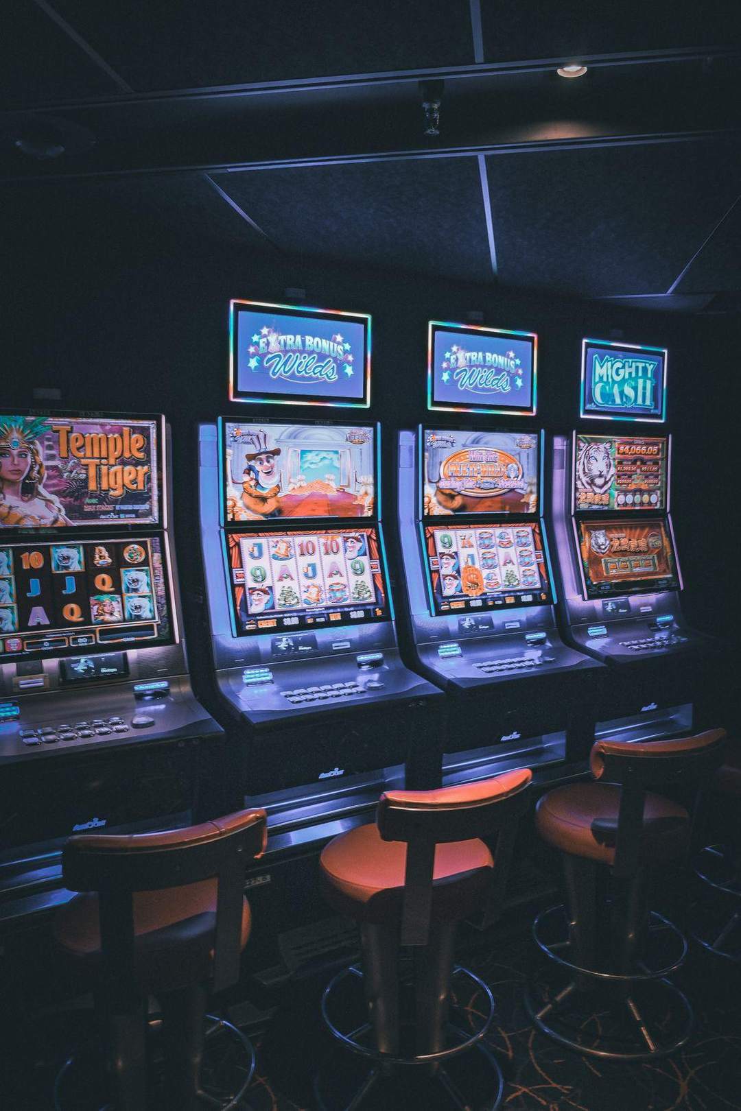 Mesin slot dengan gulungan dan simbol permainan